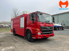Xe cứu hỏa nền Hino 500 cabin đơn, nhìn góc trước bên phải tại xưởng đóng