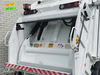 Cận cảnh miệng nạp rác phía sau xe ép rác Alpha 19 khi cửa sau nâng lên, thấy rõ xi lanh thủy lực và tem cảnh báo