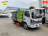 Xe quét đường hút bụi Dongfeng 4 khối nhìn góc ba phần tư phía trước, thấy rõ cụm chổi quét đỏ