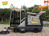 Xe quét rác ngồi lái nhìn ngang với cabin, chổi bên và cụm phun phía sau