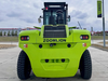 Đuôi xe nâng Zoomlion FD150 với khối đối trọng lớn, ống xả và lốp lái kích thước lớn