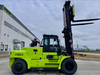 Xe nâng Zoomlion FD150 15 tấn nhìn ngang khi nâng cao khung nâng và càng nâng