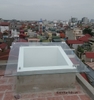 Mái kính trắng và màu làm thoáng rộng không gian