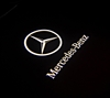 den-logo-roi-canh-cua-xe-mercedes