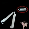 Cách sử dụng Kẹp Rốn Cho Heo Con Cách sử dụng Kẹp Rốn Cho Heo Con rất đơn giản, chỉ cần thực hiện theo các bước sau:  Rửa tay sạch bằng xà phòng và nước ấm. Chuẩn bị kẹp rốn và băng gạc. Cắt dây rốn của heo con, cách bụng heo khoảng 2-3 cm. Đặt kẹp rốn và