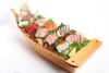 Thuyền gỗ sushi và sashimi