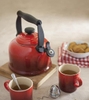 Ấm đun nước thổi sáo Le Creuset Wasserkessel Trandition 2.1 lít Kirsch màu đỏ