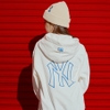 mlb-x-disney-donald-duck-big-logo-overfit-hoodie-new-york-yankees-ivory