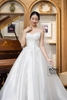 Váy cưới Organza cup ngực trắng điểm lông vũ MCD620