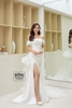 Váy cưới phi nhật trễ vai nơ vặn cá suông tà lưới xẻ tà trắng HCD055