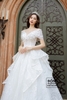 Váy cưới tùng bèo trễ vai trắng ô đính lá tim VKT433M5