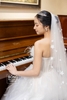 Váy cưới tùng kim sa sữa trắng ngực kết hoa ren lông vũ CSRD 52