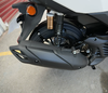 de-chan-bun-sau-xe-yamaha-nmax-155-de-con-om-banh-nhua-abs-cao-cap