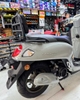 nem-tua-lung-baga-sau-vespa-scoopy-vinfast-evo