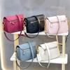 gues5-izzy-peony-flap-logo