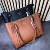 guess-tote-2-mau
