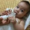Ống bơm và chén đựng dùng bón thuốc an toàn cho bé sơ sinh