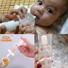 Ống bơm và chén đựng dùng bón thuốc an toàn cho bé sơ sinh
