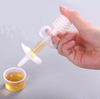 Ống bơm và chén đựng dùng bón thuốc an toàn cho bé sơ sinh