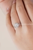 Nhẫn bạc ta xi vàng trắng đính Kim Cương Moissanite hoa tròn cánh nhọn