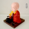 Chú tiểu tụng kinh may mắn bình an