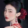 hoa đỏ rựu kèm bông tai cài tóc cô dâu xiuhe cưới mặt hỷ phục sườn xám chụp concept - cd295
