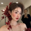 hoa đỏ khô tua rua xiuhe cô dâu chụp ảnh studio - CD242