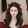 cài nơ đỏ ruy băng 2 bên cô dâu tóc mây chụp ảnh cưới studio - CD241