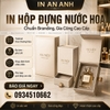 Hộp nước hoa nổi bật trên kệ