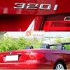 Decal tem chữ inox 320i dán đuôi xe ô tô