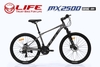 Xe đạp địa hình LIFE MX2500:  Xe địa hình cỡ bánh 26 inch, khung nhôm siêu nhẹ, không mối hàn,  cáp âm khung. Groupset SHIMANO 3x8 (24 tốc độ). Phanh đĩa dầu, Siêu Hot 2026
