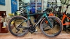 Xe đạp dựng Pina F14 xanh lục bảo đổi màu, phanh đĩa, Shimano R7020, vành Princeton đùm HubSmith Ceramic, yên Siluro Plselis, Lốp JETTY Plus 700x25