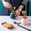 Ống Đựng Muỗng Nĩa Bằng Sứ Xinh Sắn Kèm Muỗng Nĩa Đồng Bộ Màu Tay Cầm Sứ (Xanh Ngọc, Hồng, Trắng, Xanh Nhạt) - gia dụng plus