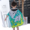 Khăn tắm choàng cho bé cá mập Baby Shark có mũ trùm đầu màu xanh lá