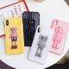 Ốp lưng iphone vân vali hình 3D KAWS