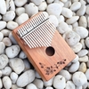 kalimba-17-phim-ka03-go-tu-nhien-dan-thumb-piano-khac-hoa-tiet-full-phu-kien