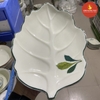 Đĩa lá bỏng men kem vẽ ngò gai xanh