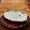 Đĩa lá bỏng men kem vẽ đào hồng