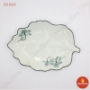 Đĩa lá bỏng men kem vẽ sen xanh