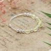 vong-tay-tre-em-charm-hinh-cau-bac-va-cuom-nhua-mau-vang-dan-xen-v2409110017