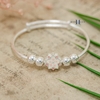 vong-tay-tre-em-charm-hoa-canh-mau-trang-hong-v2409110013