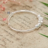vong-tay-tre-em-charm-hoa-canh-mau-trang-hong-v2409110013