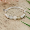vong-tay-tre-em-charm-cau-bac-va-hat-nhua-mau-trang-duc-v2409110018