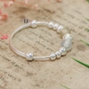 vong-tay-tre-em-charm-cau-bac-va-hat-nhua-mau-trang-duc-v2409110018