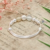 vong-tay-tre-em-charm-cau-bac-va-hat-nhua-mau-trang-duc-v2409110018