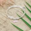 vong-tay-be-gai-thiet-ke-charm-no-hong-xinh-xan-v2409110026