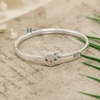 vong-tay-bac-mat-vong-hinh-hello-kitty-dinh-da-trang-deo-no-xanh-v2409050007