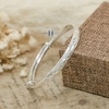 vong-tay-bac-nu-ban-det-mat-vong-khac-hoa-sen-co-3-la-va-hinh-la-v2409130018
