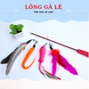 Lông gà gắn vào cần câu cho mèo
