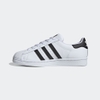 bên Giày Adidas Superstar tem vàng FV3284